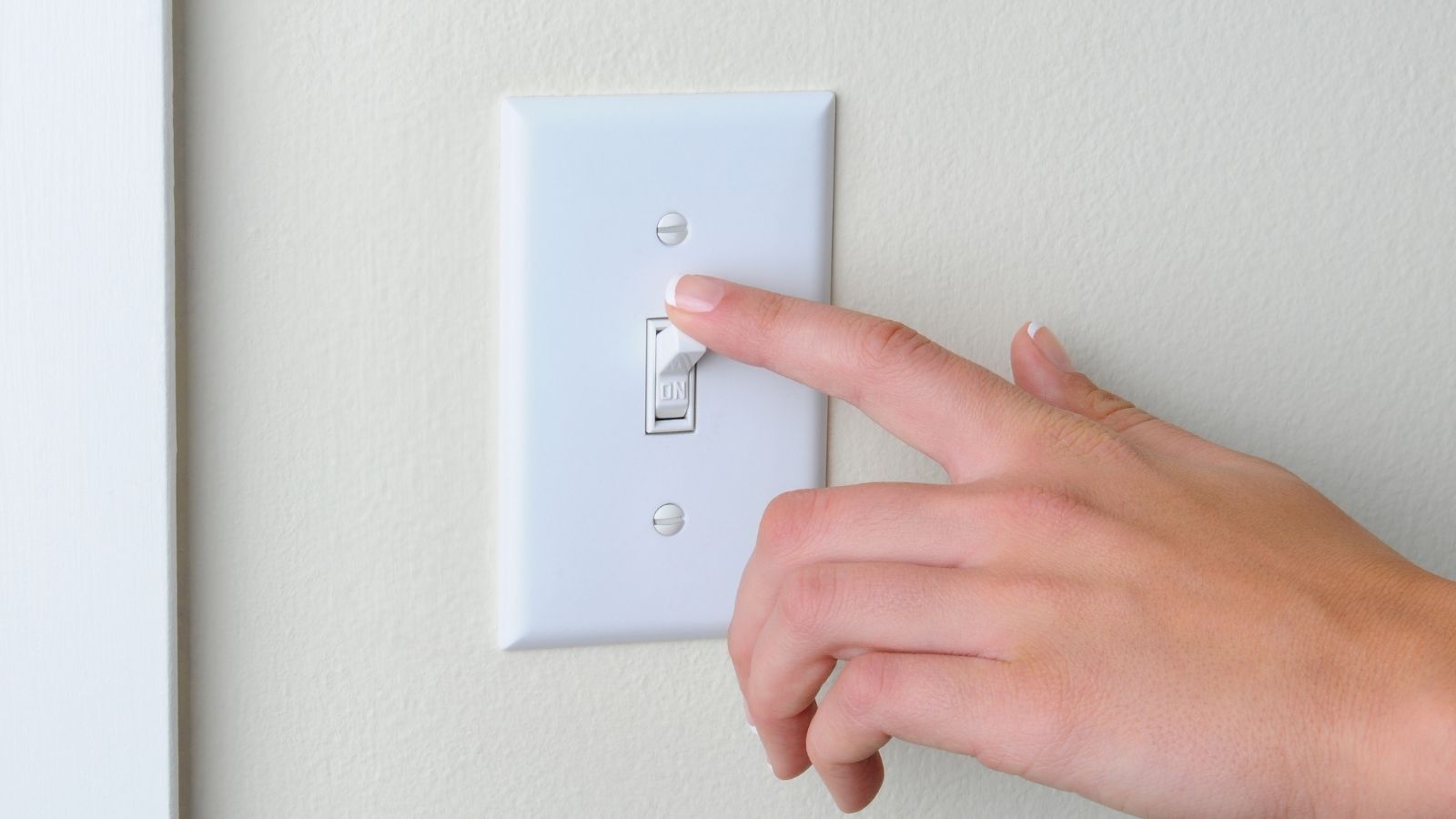 Is a Crackling or Broken Light Switch Dangerous? | Cincinnati & Northern Kentucky Electricians_ Premiere Electric